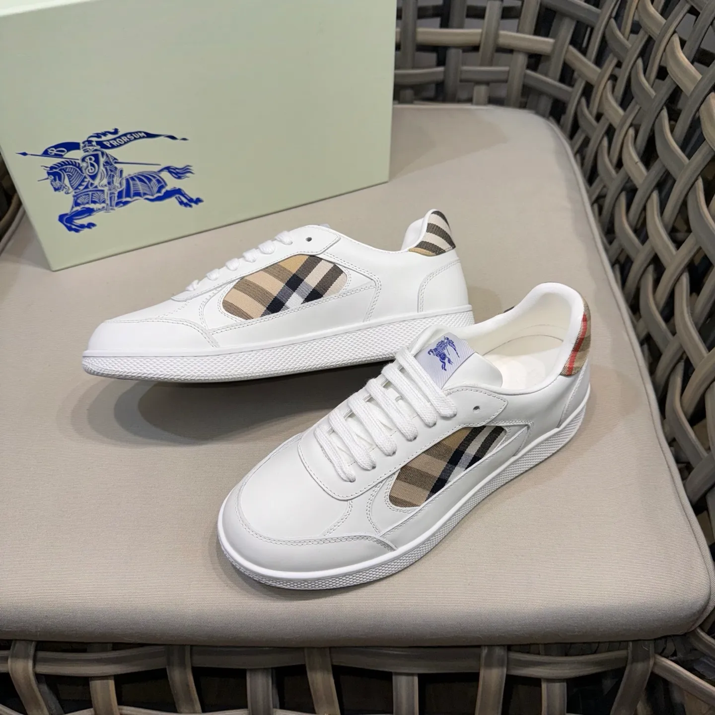 [Burberry] Top P: 680💰Size: 38-44 (45.46 custom-made) Burberry official website synchronized men's classic low-top sneakers | Made of original first-layer cowhide | Decorated with renewed brand logo | First-layer cowhide lining | Heel decorated with Burberry letter embossed logo | Original TPU outsole.